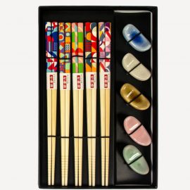 CONJUNTO DE 5 PARES DE PAUZINHOS EM BAMBU E 5 SUPORTES EM CERÂMICA.