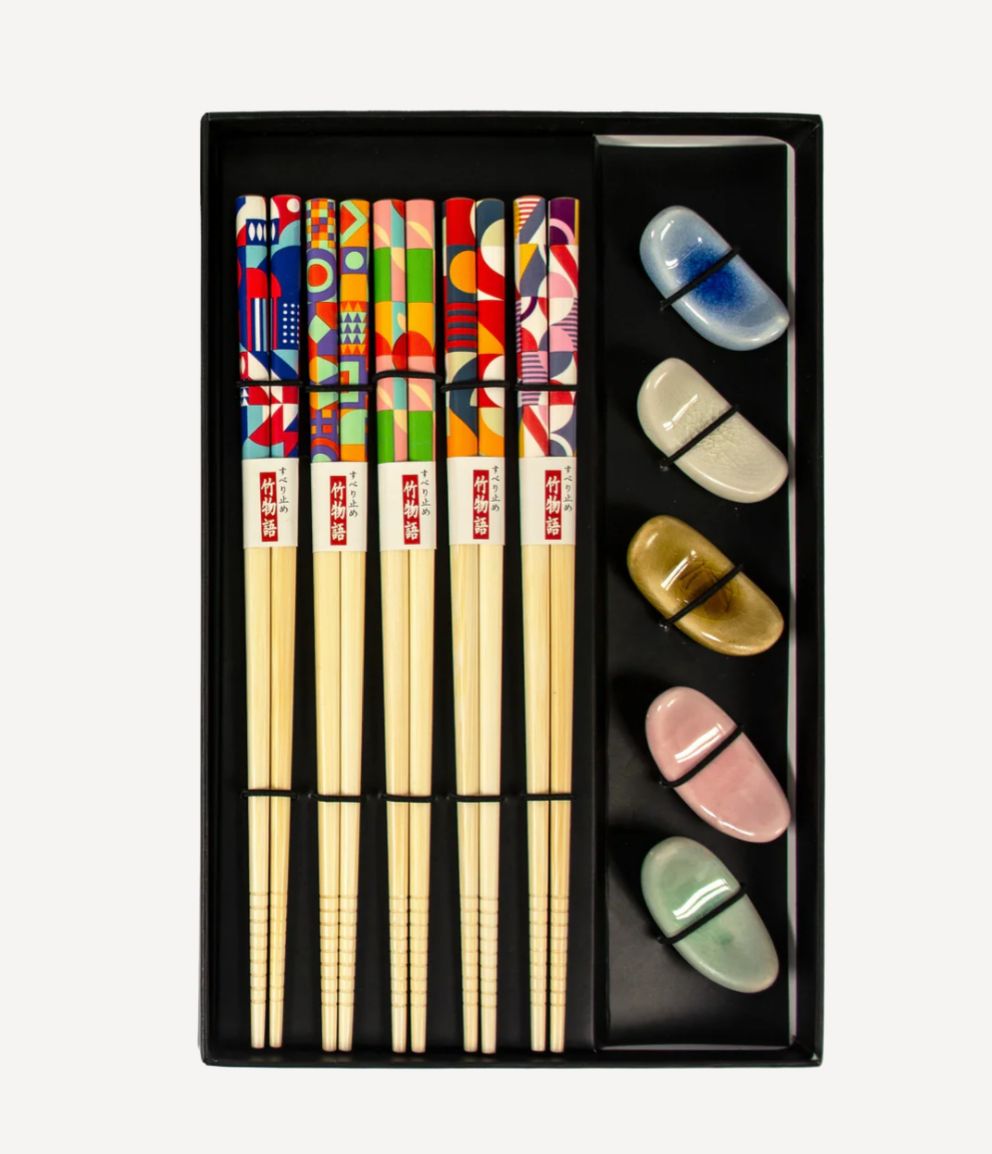 CONJUNTO DE 5 PARES DE PAUZINHOS EM BAMBU E 5 SUPORTES EM CERÂMICA.