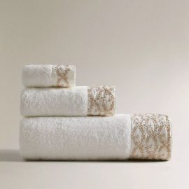 Toalha de banho confeccionada em Algodão Turco com pormenor aplicação com bordado