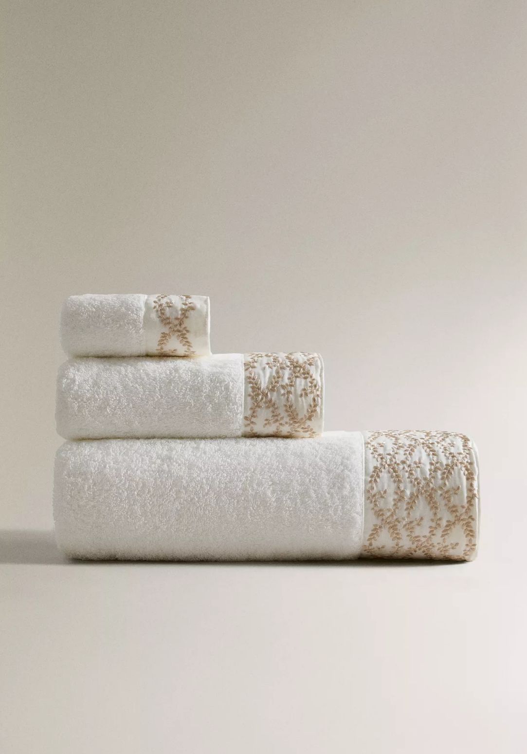 Toalha de banho confeccionada em Algodão Turco com pormenor aplicação com bordado