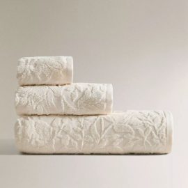 Toalha de banho confeccionada em Algodão aveludado com jacquard de motivos florais