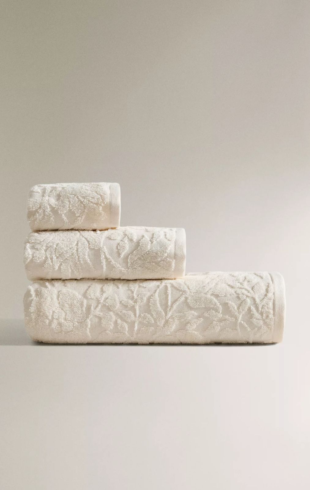 Toalha de banho confeccionada em Algodão aveludado com jacquard de motivos florais