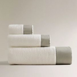 Toalha de banho confeccionada em Algodão com faixa inferior de textura lisa