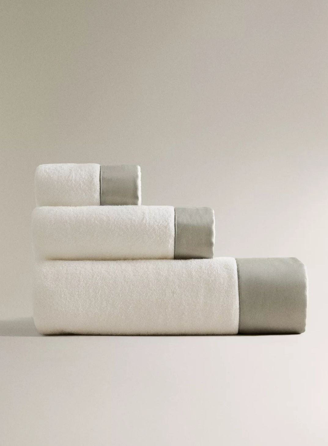 Toalha de banho confeccionada em Algodão com faixa inferior de textura lisa