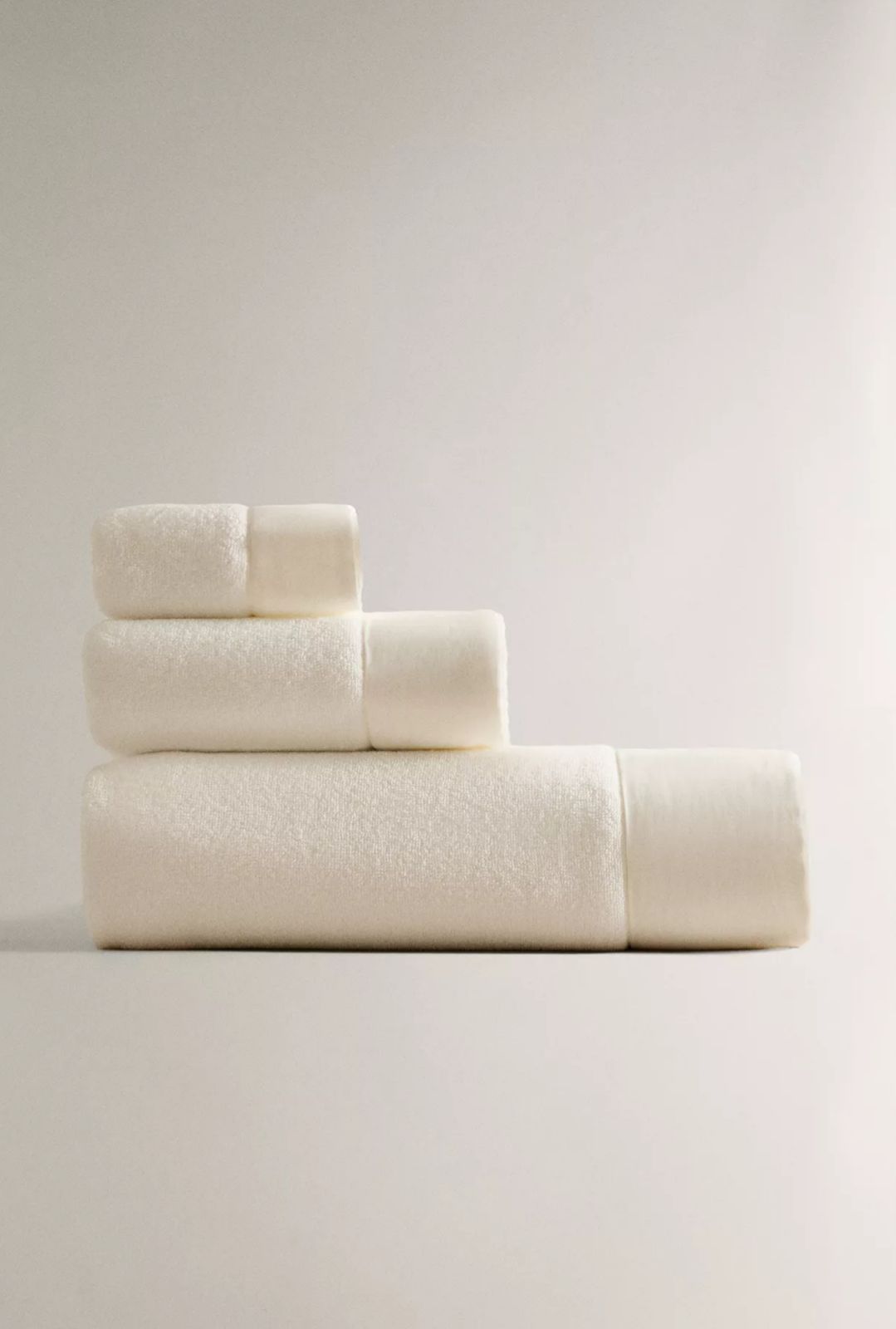 Toalha de banho confeccionada em Algodão com faixa inferior de textura lisa