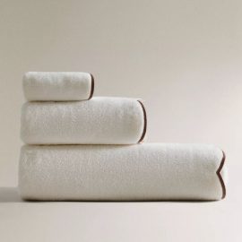 Toalha de banho confeccionada em Algodão turco com remate de ondas na borda