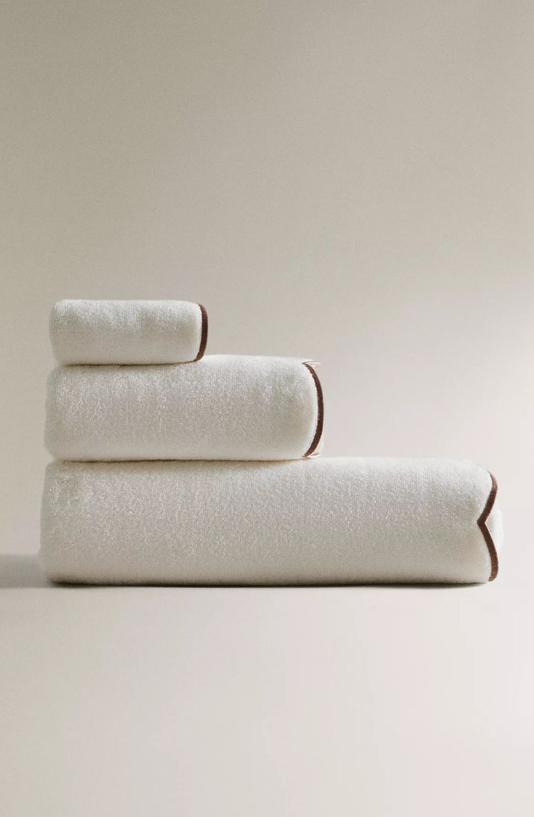 Toalha de banho confeccionada em Algodão turco com remate de ondas na borda