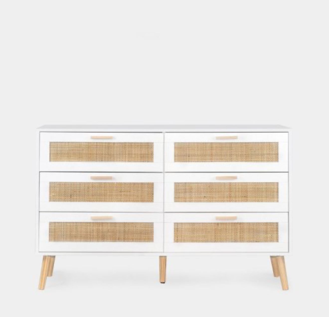 Cómoda infantil com 6 gavetas em madeira na cor branca e rattan natural