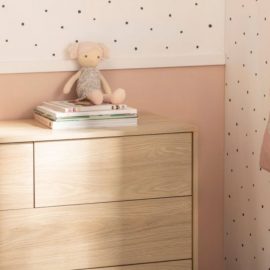 Cómoda infantil com 4 gavetas em madeira cor natural