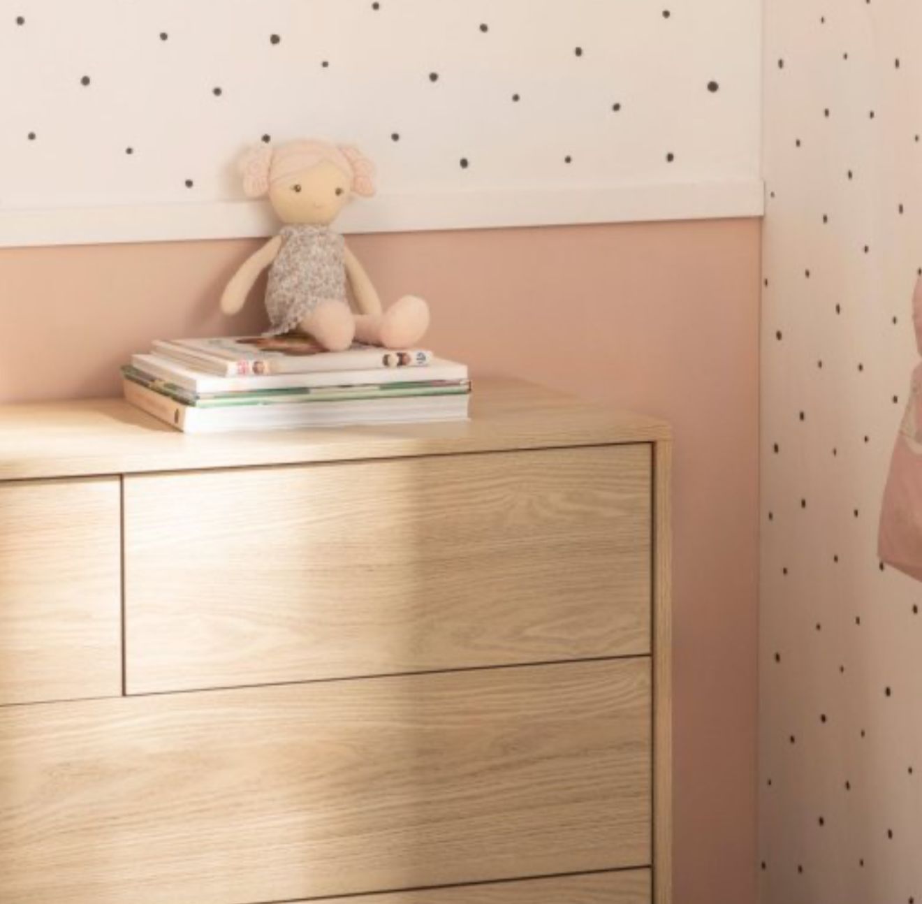 Cómoda infantil com 4 gavetas em madeira cor natural