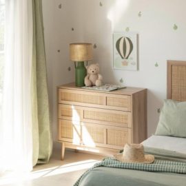 Cómoda infantil de 3 gavetas em madeira cor natural e rattan natural